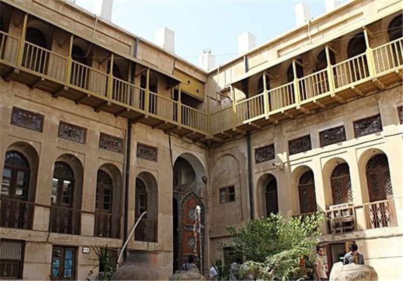 عمارت دهدشتی به عمارت روغنی هم معروف است.